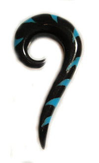 Load image into Gallery viewer, Tribal Buffalo Horn Piercing Expander, schwarze Thaispirale mit blauem Welleninlay, 8mm,  Plug, Tunnel, Ohrring, Ohrhänger, Ohrstecker
