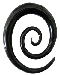 Load image into Gallery viewer, The Tribal Buffalo Horn Piercing Expander schwarz oval Spirale Plug Ohrhänger Ohrstecker features a black, glossy, smooth, curved spiral design—ideal as a bold statement accessory against any plain backdrop.
