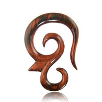 Cargar imagen en el visor de la galería, A Piercing Narra Holz Drei Spitze spiralig braun gemasert Plug Ohrstecker Expander with a smooth, polished finish and abstract spiral design, shown against a white background.
