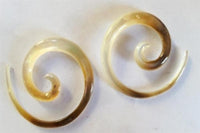 Load image into Gallery viewer, Perlmutt Piercing Spirale Expander Muschel filigran geschnitzt Handarbeit Dehner
