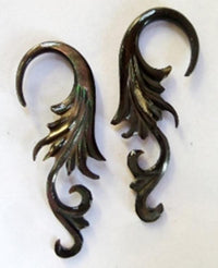 Load image into Gallery viewer, Perlmutt Piercing Flügel Hook 2mm Expander Muschel filigran handgeschnitzt Ohr
