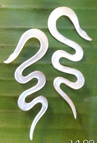 Cargar imagen en el visor de la galería, Perlmutt Piercing Schlange Hook 4mm Expander Muschel filigran handgeschnitzt Ohr
