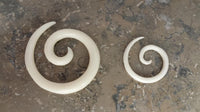 Load image into Gallery viewer, Bone Piercing Spirale 2mm 3.8mm Expander Dehnschnecke Ohrring weiß Dehnspirale Ohr
