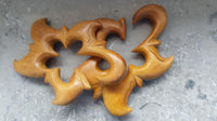 Load image into Gallery viewer, Jackfrucht Holz hell Lobe Piercing Blüte Hook 10mm
