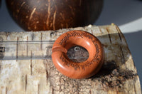 Load image into Gallery viewer, Piercing Sawoholz Holz Ohrgewicht Ring Donut Schrift
