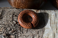 Load image into Gallery viewer, Piercing Narraholz Holz Ohrgewicht Ring Donut keltisch Knoten
