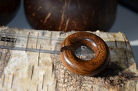 Cargar imagen en el visor de la galería, Ohr Piercing Parasitholz Holz Ohrgewicht Ring Donut

