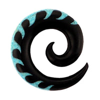 Load image into Gallery viewer, The Horn Piercing Expander schwarz Spirale Wave Inlay Türkis features a black spiral design with turquoise wave inlay segments, resembling a tribal buffalo horn piercing, shown against a white background.
