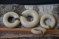 Cargar imagen en el visor de la galería, Ohr Donut Piercing Krokodilholz Holz Ohrgewicht Ring
