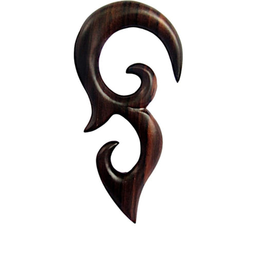 The Sonoholz lang Tribal Piercing Holz Bögen Ornament is a dark brown, polished wooden pendant featuring a curved, abstract tribal design with smooth edges and pointed tips, displayed against a white background.