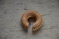 Load image into Gallery viewer, Donut Ohr Piercing Dahlie Jackfrucht Holz Ohrgewicht
