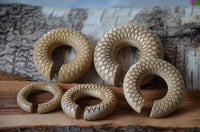 Load image into Gallery viewer, Donut Ohr Piercing Dahlie Krokodilholz Ohrgewicht
