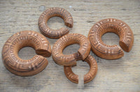 Cargar imagen en el visor de la galería, Ohr Donut Piercing griechisch Teakholz Ohrgewicht
