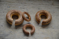 Cargar imagen en el visor de la galería, Ohr Donut Piercing griechisch Jackfrucht Holz
