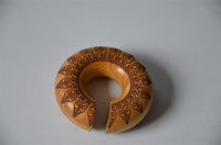 Cargar imagen en el visor de la galería, Ohr Donut Piercing Pfau Mandala Jackfrucht Holz
