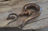 Load image into Gallery viewer, Tribal Kokosholz Piercing Thai Spirale lang Ornament
