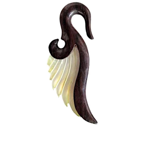 A hand-carved, ivory-yellow Flügel Sonoholz Perlmutt Tribal Expander showcases graceful, swan-like curves and organic elegance, set against a white background. This unisex wooden piercing embodies sophisticated, artisanal style.