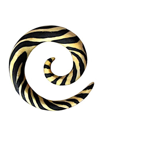 The Piercing Zebra Muster Spirale Holz Plug Ohrstecker is a hand-painted, light-toned wood plug featuring bold black spiral stripes reminiscent of a zebra pattern on a crisp white background.