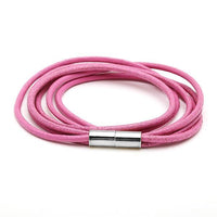 Load image into Gallery viewer, Das „Lederarmbänder Farben Bänder Armband Leder dreifach mehrlagig Magnetverschluss unisex“ in Pink ist locker zu einem Kreis gelegt und zeigt seine mehrfachen Lederbänder mit silbernem Magnetverschluss auf weißem Hintergrund.
