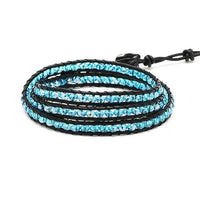 Load image into Gallery viewer, Das Glitzer Lederarmband ist dreilagig, mit facettierten bunten Glaskristall-Perlen besetzt und besitzt eine verstellbare Länge dank praktischem Verschluss.
