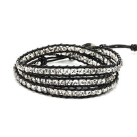 Load image into Gallery viewer, A stylish dreilagig Glitzer Lederarmband mit facettierten bunten Glaskristall Perlen auf Leder, verstellbar für perfekte Passform.
