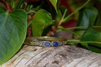 Cargar imagen en el visor de la galería, Messing Armreif golden Lapis blau Spirale Tropfen Flechtrand nickelfrei verstellbar antik Tribal
