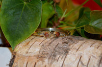 Cargar imagen en el visor de la galería, Messing Armreif golden braun Sandstein rund acht Zopfrand nickelfrei verstellbar antik Tribal
