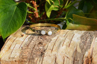 Cargar imagen en el visor de la galería, Messing Armreif golden Mondstein rund acht Zopfrand nickelfrei verstellbar antik Tribal Schmuck
