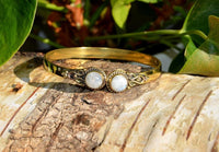 Cargar imagen en el visor de la galería, Messing Armreif golden Mondstein rund acht Zopfrand nickelfrei verstellbar antik Tribal Schmuck
