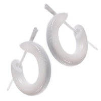 Cargar imagen en el visor de la galería, Bone Pin-Ohrringe weiß schmal Creolen Bone Pin 14 mm handgeschnitzt
