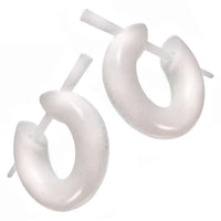 Cargar imagen en el visor de la galería, Bone Pin-Ohrringe weiß breit Creolen Bone Pin 16 mm handgeschnitzt
