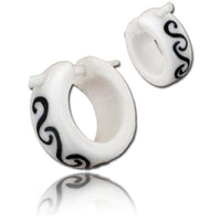 Load image into Gallery viewer, Bone Pin-Ohrringe handbemalt Spiralen Muster weiß Pin-Creolen Holz Horn Pin schwarz 14 mm
