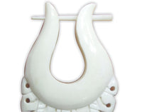 Load image into Gallery viewer, Bone Pin Creolen 63mm weiß Knochen Ohrringe Handarbeit verzierte Träne Schmuck
