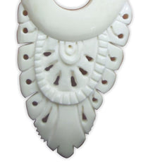 Load image into Gallery viewer, Bone Pin Creolen 63mm weiß Knochen Ohrringe Handarbeit verzierte Träne Schmuck
