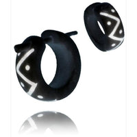 Load image into Gallery viewer, Horn Pin-Ohrringe Zick Zack Punkte weiß schwarz Bone Inlay Pin-Creolen Horn Pin 14 mm

