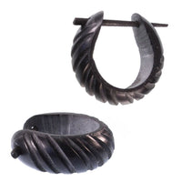 Load image into Gallery viewer, Horn Pin-Ohrringe schwarz diagonal 17 mm Rillen Creolen Holz Pin handgeschnitzt
