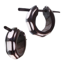 Load image into Gallery viewer, Horn Pin-Ohrringe schwarz 14 mm Flecken weiß Rillen Creolen Holz Pin handgeschnitzt
