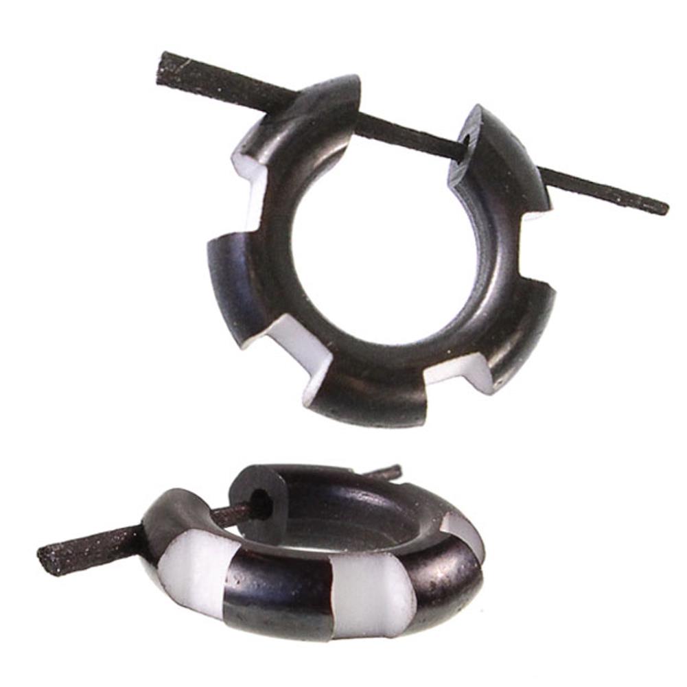 Horn Pin-Ohrringe schwarz 14 mm Kerben breit weiß Creolen Holz Pin handgeschnitzt