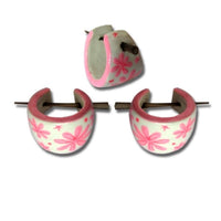 Load image into Gallery viewer, Holzcreolen rosa weiß Pin-Ohrringe Pin-Creolen Blumen Holz Horn Pin handbemalt 16 mm

