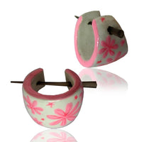 Load image into Gallery viewer, Holzcreolen rosa weiß Pin-Ohrringe Pin-Creolen Blumen Holz Horn Pin handbemalt 16 mm
