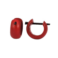 Cargar imagen en el visor de la galería, Holzcreolen, rote Holzcreolen, handgeschnitzt aus gefärbtem Holz, 7mm breit, Pin-Ohrringe
