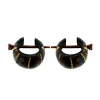 Load image into Gallery viewer, Holzcreolen, schwarz-beige-braune Holzcreolen, handgeschnitzt aus Kokosholz und Harz, 16mm, Pin-Ohrringe
