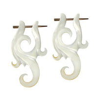 Load image into Gallery viewer, Pin Creolen Perlmutt Muschel Horn handgeschnitzt Ohrringe weiß gelb Ornamente
