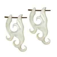 Load image into Gallery viewer, Pin Creolen Perlmutt Muschel Horn handgeschnitzt Ohrringe weiß gelb Ornamente
