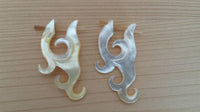 Load image into Gallery viewer, Pin Creolen Perlmutt Muschel Horn handgeschnitzt Ohrringe weiß gelb Ornamente
