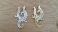 Load image into Gallery viewer, Pin Creolen Perlmutt Muschel Horn handgeschnitzt Ohrringe weiß gelb Ornamente
