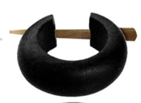 Load image into Gallery viewer, Holzcreolen Pin Creolen handgeschnitzt aus schwarzem Sonoholz, 15mm, Pin-Ohrringe
