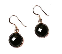 Load image into Gallery viewer, Stilvolle Ohrringe gewölbt aus 925er Sterling Silber mit rund geschliffenem Onyx – elegante schwarze Damen-Ohrhänger, perfekt für jeden Anlass.
