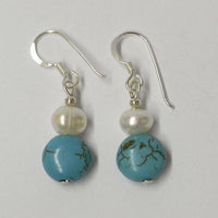 Load image into Gallery viewer, Perlen-Ohrringe, Türkis und Weiß, 925er Sterlingsilber-Bügel, ca.20mmØ
