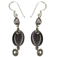 Load image into Gallery viewer, Katzenaugen-Ohrringe, Ohrhänger mit ovalförmigem grau-gefärbtem Katzenauge und Bügel aus Sterling Silber 925
